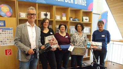 Gegenstände aus den Bereichen Spiel, Sport, Freizeit, Basteln, Handwerken, Küche und Haushalt sind in der neuen Bibliothek der Dinge in der Stadtbücherei Feuchtwangen zu finden. Einige davon präsentieren hier (von links) Bürgermeister Patrick Ruh und das Team mit Leiterin Kati Voltz, Dorothee Henniger, Petra Ruck und Sandra Hartnagel. (Foto: Jasmin Kiendl)