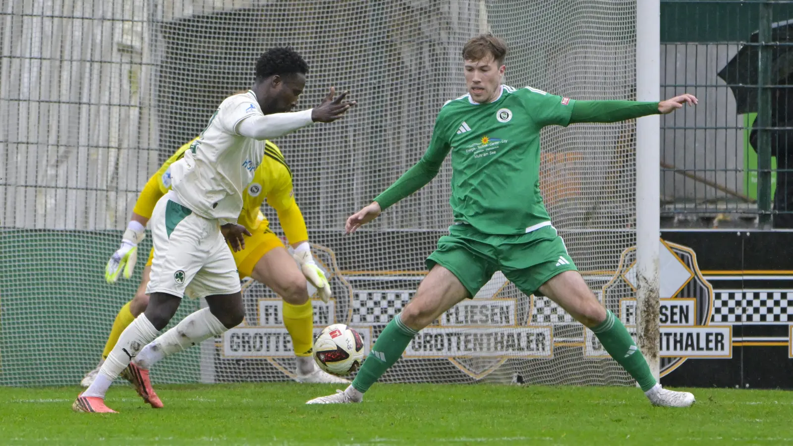 Wegen einer Muskelverletzung fehlt Matthias Hahn (rechts) den Ansbachern. Links Jason Osei Tutu von der SpVgg Greuther Fürth II. (Foto: Martin Rügner)