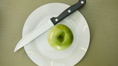 Wie lässt sich ein Apfel schnell und einfach in Spalten teilen? (Foto: Christin Klose/dpa-tmn)