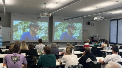 Bei der Filmpräsentation im Hörsaal war er auf der Leinwand zu sehen: Normalerweise führt Werner Weber per Rad durch das Rothenburger Umland. (Foto: Paul Wiese)