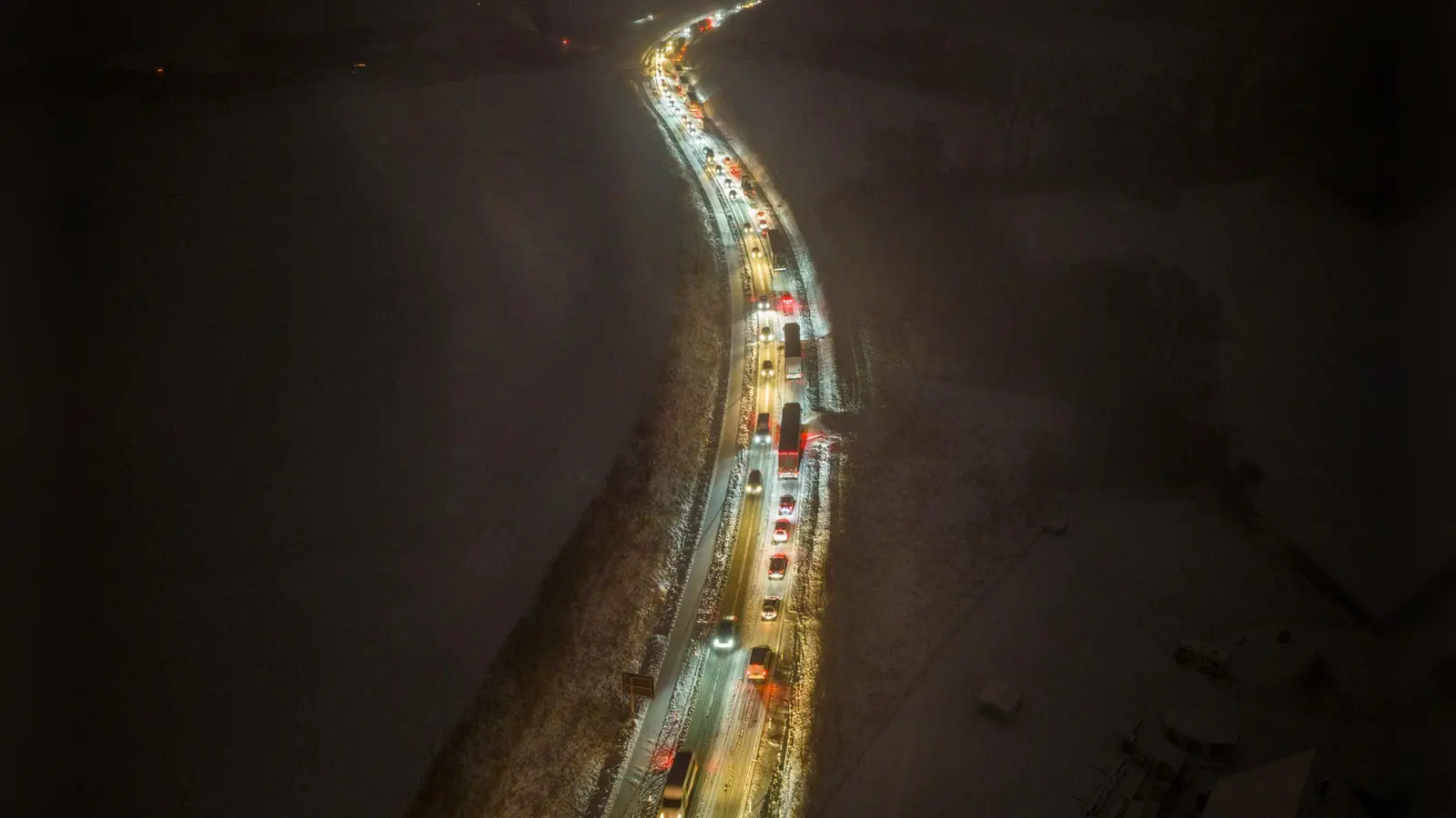 Bei Vlotho in NRW: Lastwagen schafften eine Steigung nicht, es hat sich ein Stau gebildet. (Foto: Christoph Reichwein/dpa)