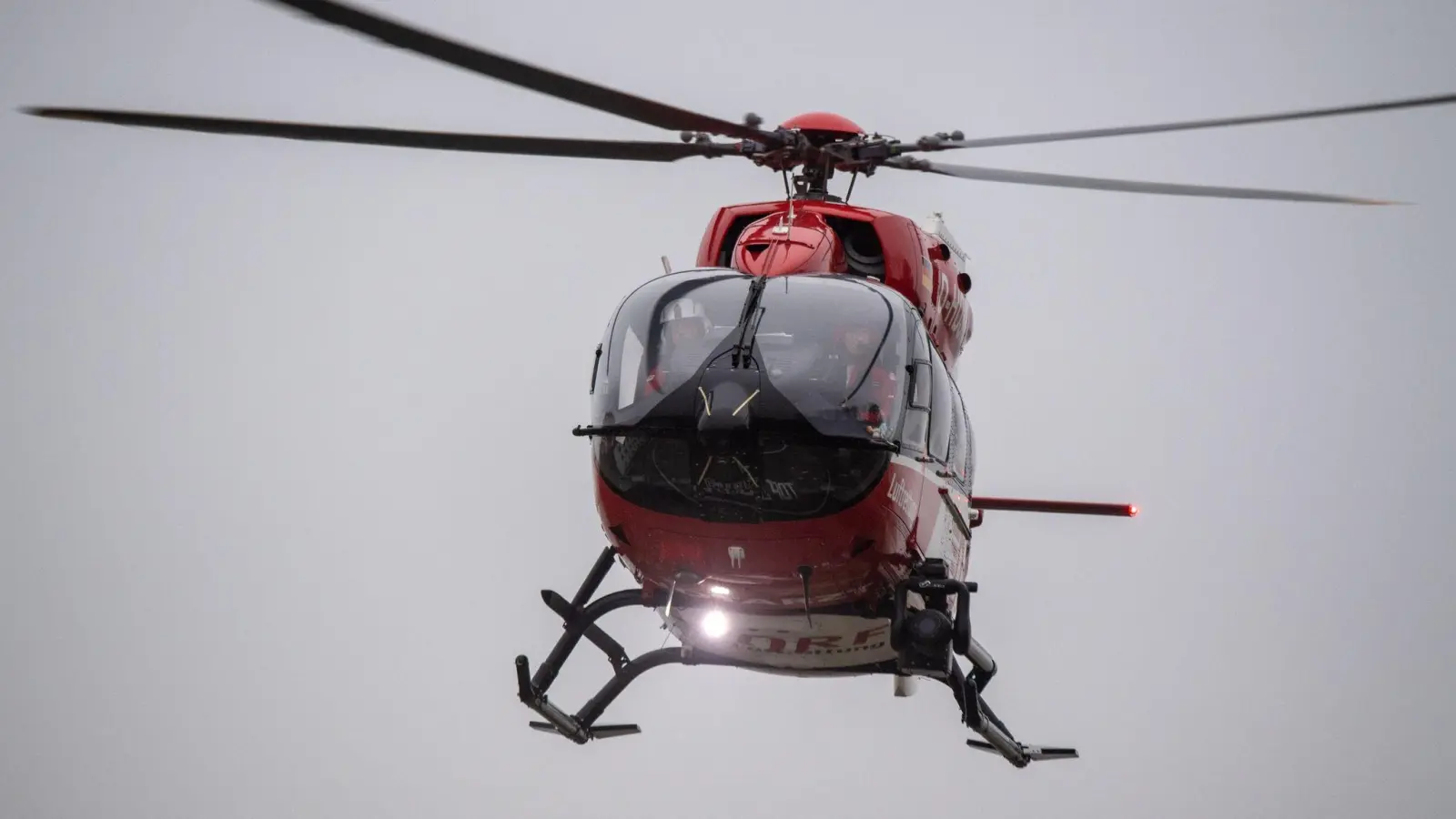 Ein Rettungshubschrauber brachte den Verletzten in eine Klinik. (Foto: Stefan Sauer/dpa/Symbolbild)