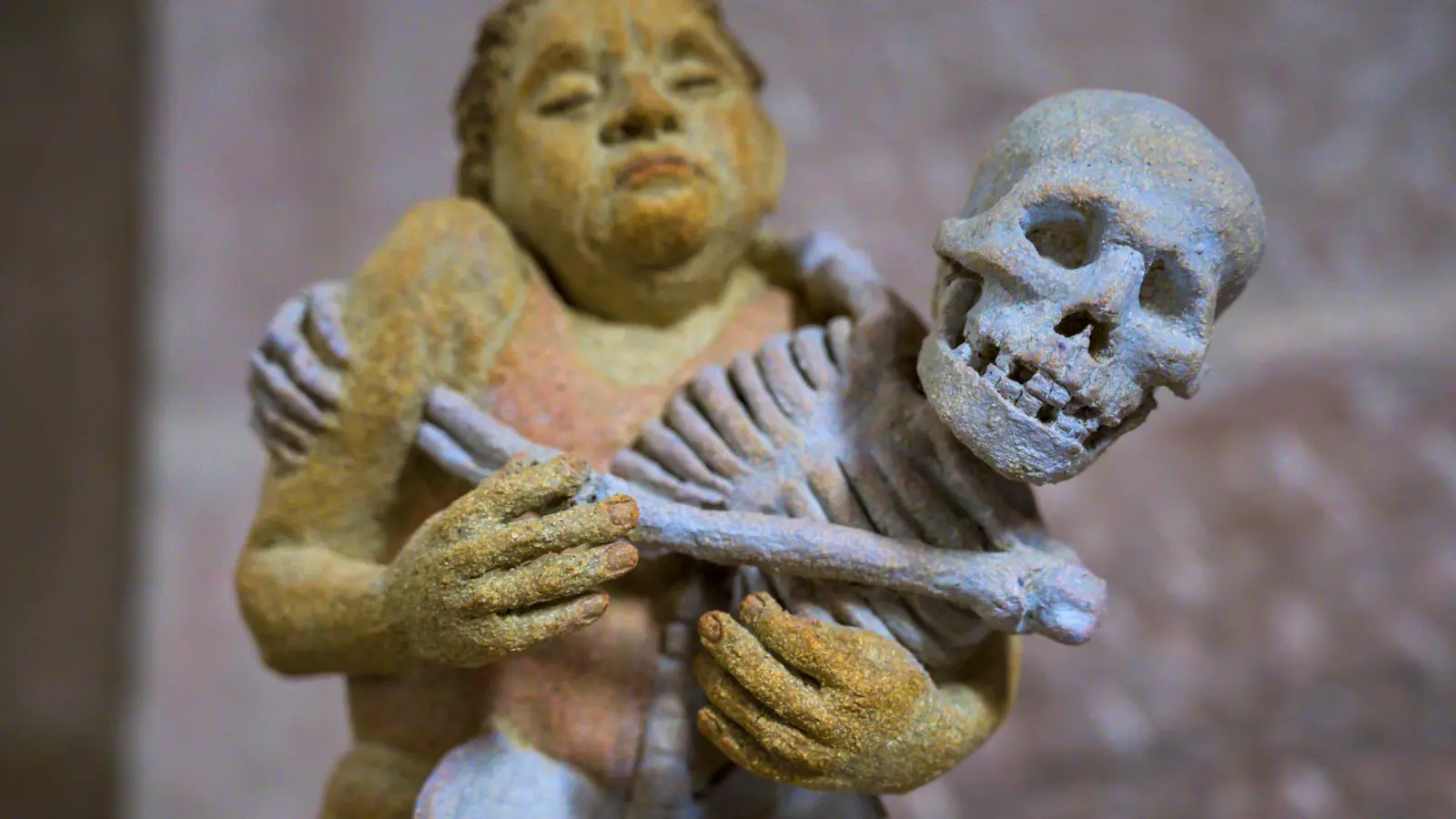 „Tod als Ringer”, eine Plastik aus dem Totentanz-Zyklus von Angela Eberhard. (Foto: René Chlopotowski)