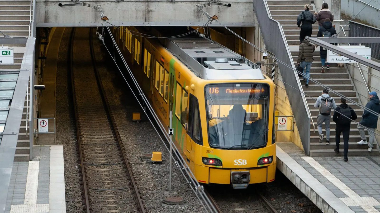 Im Tunnel an der Haltestelle Fasanenhof haben Forscher bereits untersucht, wie die Wärme genutzt werden kann. (Foto: Helena Dolderer/dpa)