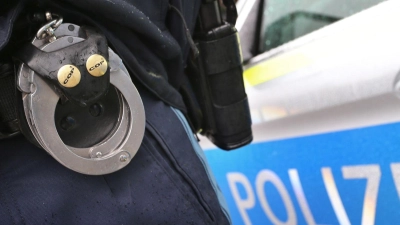 Die Polizei nimmt die 28-Jährige fest. (Symbolbild) (Foto: Karl-Josef Hildenbrand/dpa)