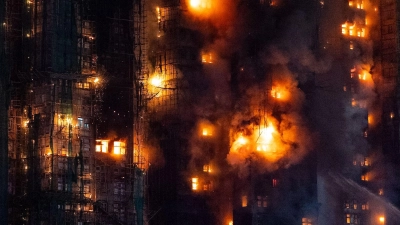 Flammeninferno - brennende Wohnsiedlung in Hongkong (Foto: Chan Long Hei/AP/dpa)