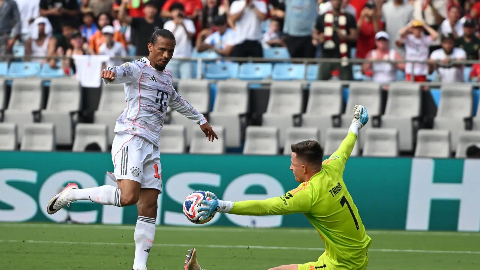 Mehrere Chancen, aber kein Tor: Leroy Sané im Einsatz gegen Benfica Lissabon. (Foto: Sven Hoppe/dpa)