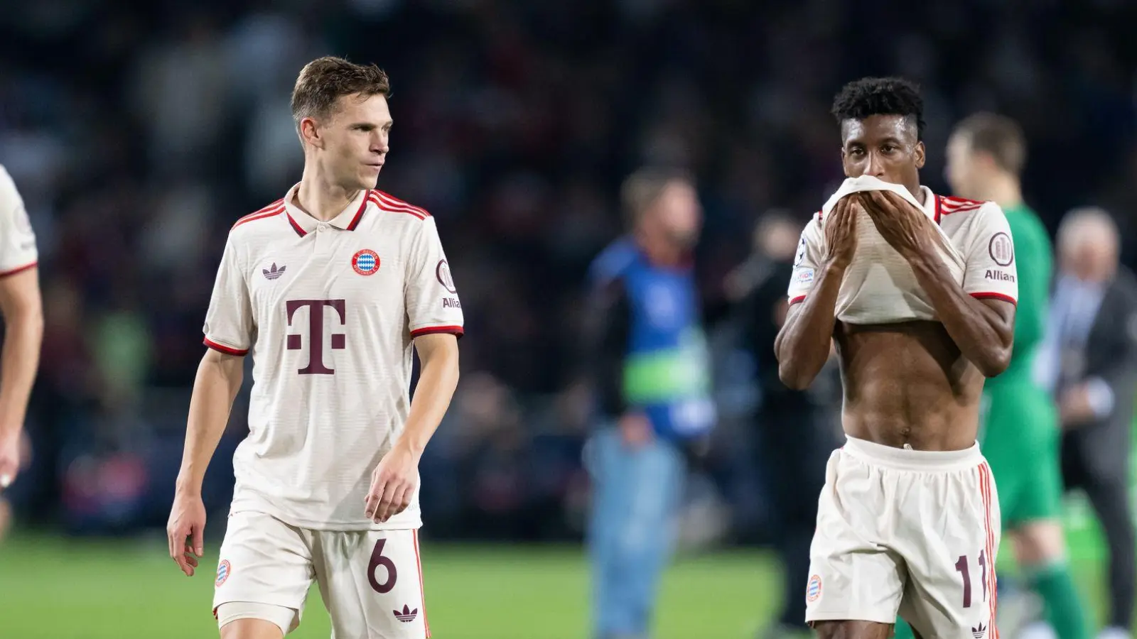 Frust nach dem 1:4 in Barcelona: Harry Kane (l-r), Joshua Kimmich und Kingsley Coman. (Foto: Sven Hoppe/dpa)