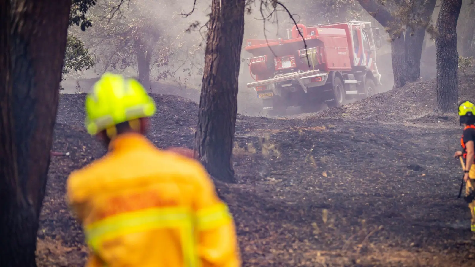 Die Feuerwehr kämpft immer noch gegen den Brand, die Lage hat sich allerdings stabilisiert. (Foto: Roland Heitink/Persbureau Heitink /dpa)