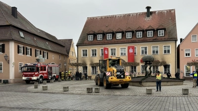 Aufräumarbeiten in Herrieden: Die Täter sprengten in der Sparkasse am Marktplatz zwei Geldautomaten – dabei beobachtete sie ein Zeuge. (Foto: Florian Pöhlmann)