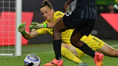 Zum zweiten Mal in ihrer Karriere steht Almuth Schult (links) bei einem Team aus der NWSL unter Vertrag.  (Foto: Peter Aiken/Imagn Images/dpa)