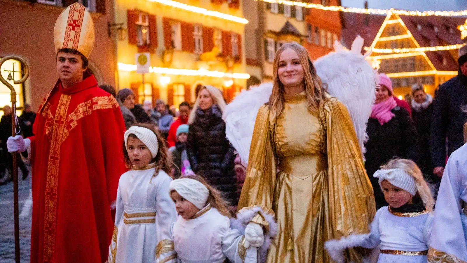 Christkind und Nikolaus eröffnen traditionell den Weihnachtsmarkt in Dinkelsbühl – es ist nur eines der Highlights in der adventlichen Altstadt. (Archivbild: Evi Lemberger)
