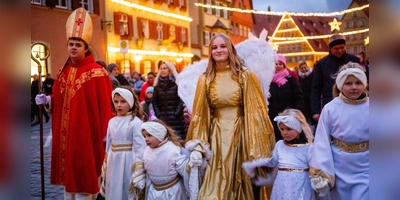 Christkind und Nikolaus eröffnen traditionell den Weihnachtsmarkt in Dinkelsbühl – es ist nur eines der Highlights in der adventlichen Altstadt. (Archivbild: Evi Lemberger)