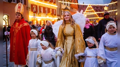 Christkind und Nikolaus eröffnen traditionell den Weihnachtsmarkt in Dinkelsbühl – es ist nur eines der Highlights in der adventlichen Altstadt. (Archivbild: Evi Lemberger)