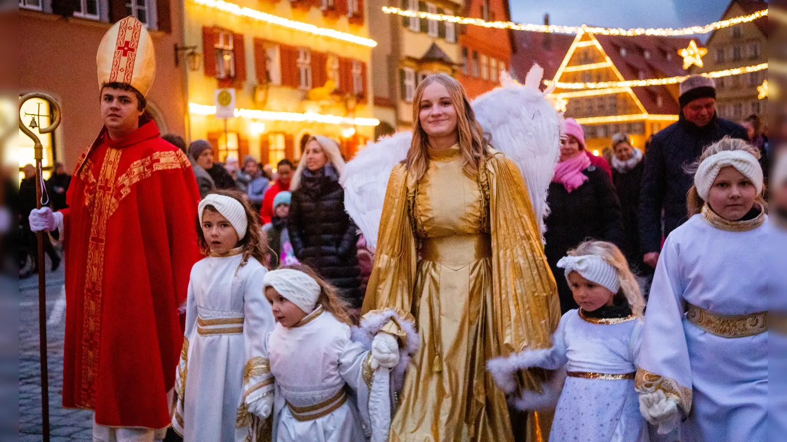 Christkind und Nikolaus eröffnen traditionell den Weihnachtsmarkt in Dinkelsbühl – es ist nur eines der Highlights in der adventlichen Altstadt. (Archivbild: Evi Lemberger)