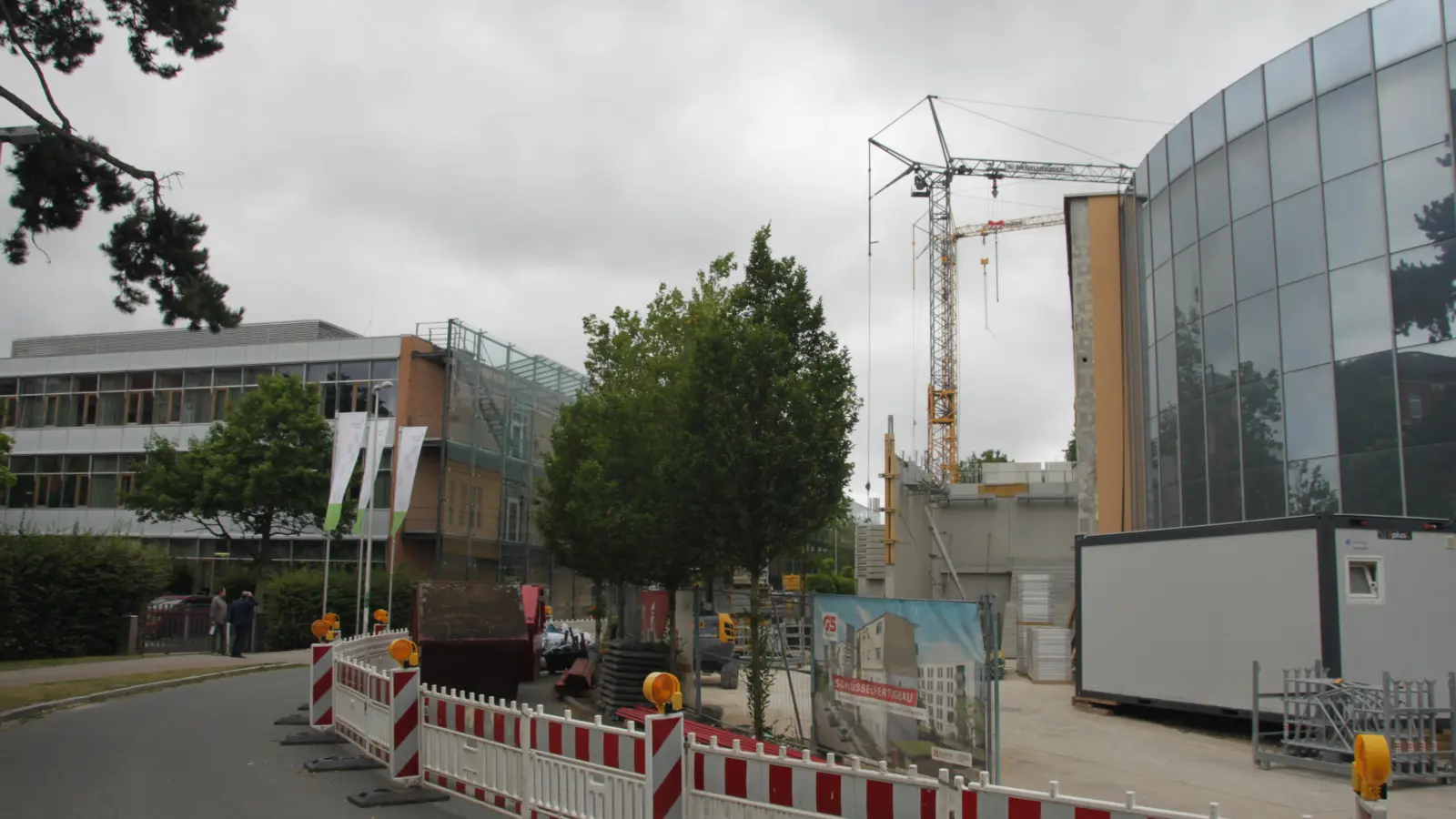 Die Schöneckerstraße wird auch die nächsten Monate noch halbseitig für den Verkehr gesperrt bleiben, um Platz für die Gerätschaften der Baufirmen zu haben. Im Oktober wird es eine mehrtägige Komplettsperrung geben, um die Brücke einzuheben. (Foto: Robert Maurer)