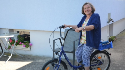 Gerlinde Mossgöller trägt seit 60 Jahren die Zeitung in Sontheim aus. Sie hat sich extra ein niedriges Fahrrad gekauft, um nicht bei jedem Anwesen absteigen zu müssen.  (Foto: Christa Frühwald)