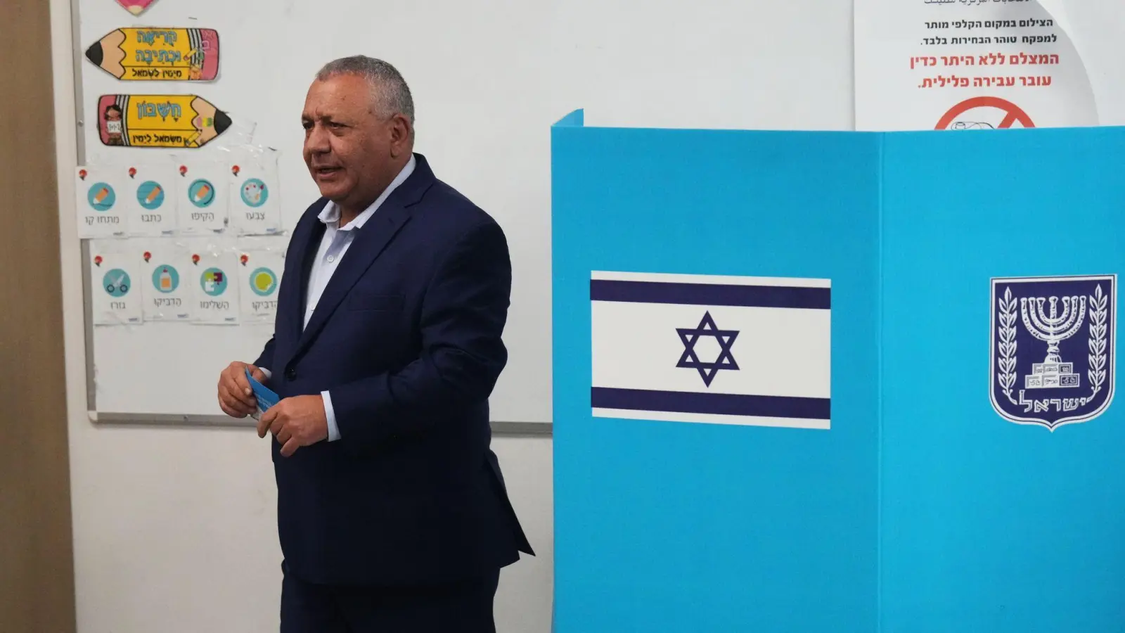 Ex-Militärchef Gadi Eisenkot bei der Stimmabgabe.  (Foto: Ariel Schalit/AP/dpa)