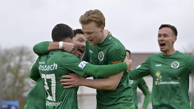 Jubel bei Torschütze Björn Angermeier, Patrick Kroiß, Niklas Seefried und Tobias Dietrich (von links) über das 1:0. (Foto: Martin Rügner)