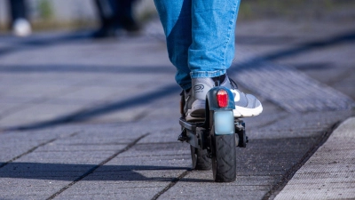 Ein 38-jähriger E-Scooter-Fahrer flüchtete am Mittwoch vor der Polizei. (Symbolbild: Jens Büttner/dpa)