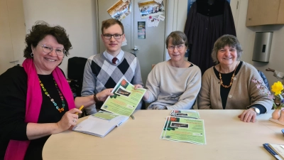 Gestalten die Klimaaktion gemeinsam (von links): Christine Stradtner, Vikar Daniel Weitz, Steffi Reinders-Schmidt und Gertraud Schneider. (Foto: Anna Franck)