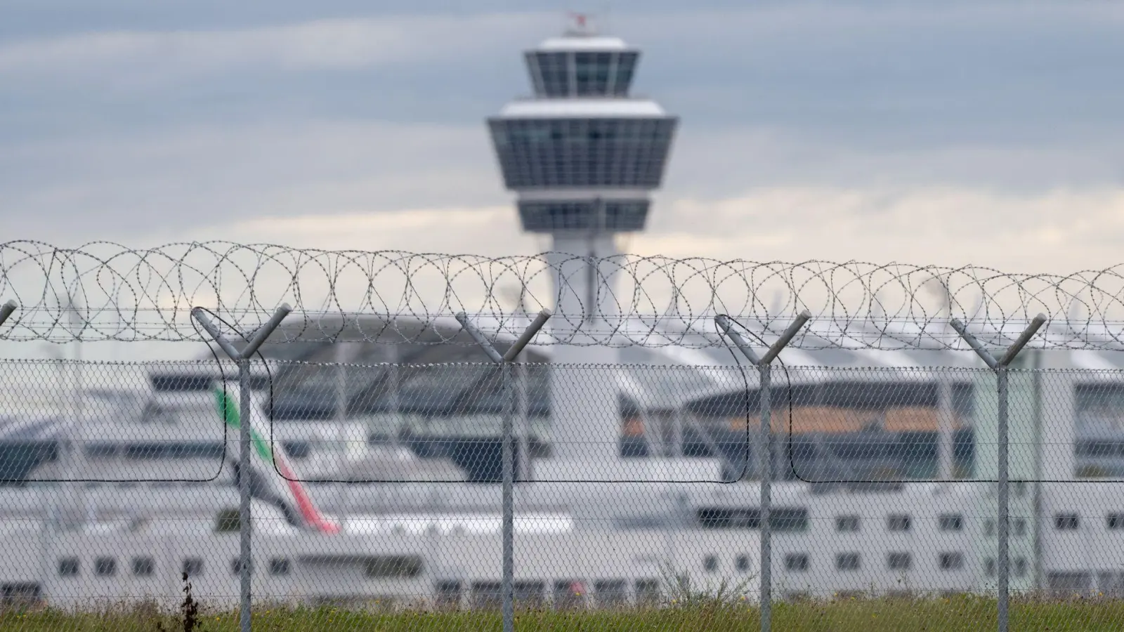 Der Flugverkehr wurde am Morgen wieder regulär aufgenommen. (Symbolbild) (Foto: Armin Weigel/dpa)