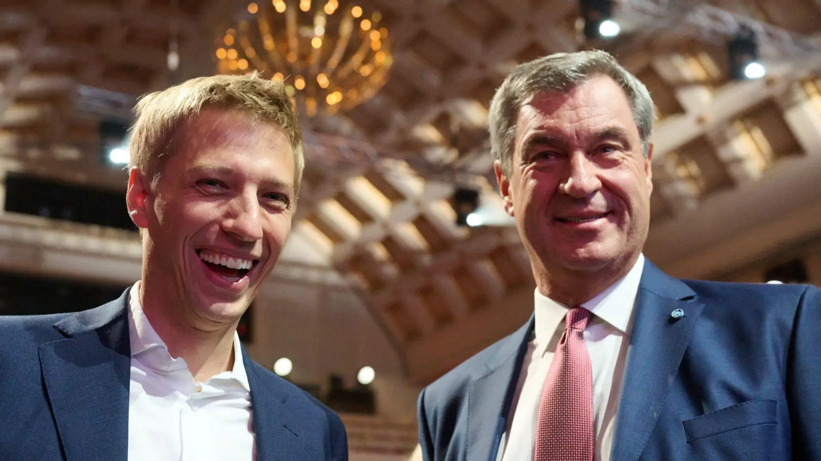 Haben Grund zur Freude: Münchens Oberbürgermeister Dominik Krause (l) und Bayerns Ministerpräsident Markus Söder (Foto: Marijan Murat/dpa)