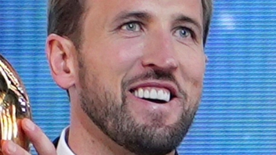 Harry Kane mit dem Ballon d'Or, mit dem der Bayern-Torjäger vor dem Pokalspiel gegen Magdeburg ausgezeichnet worden ist.  (Foto: Kin Cheung/AP/dpa)