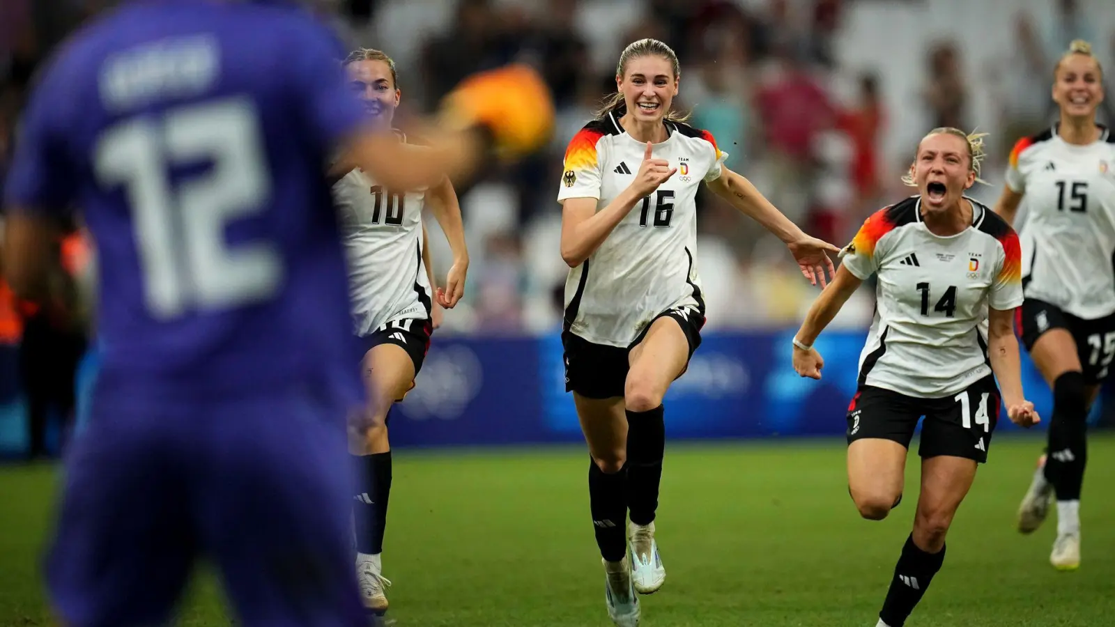 Deutschlands Fußballerinnen rennen auf Elfmeter-Heldin Berger zu. (Foto: Daniel Cole/AP)