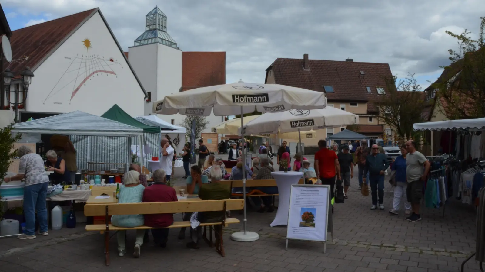 Gut besucht war beim Herbstmarkt am Samstag über weite Strecken hauptsächlich der Jubiläums-Stand von Seniorenbeirat und Nachbarschaftshilfe. (Foto: Yvonne Neckermann)