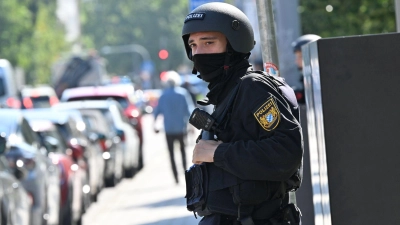 Die Polizei ist beim Einsatz nahe dem Generalkonsulat massiv vor Ort.  (Foto: Peter Kneffel/dpa)