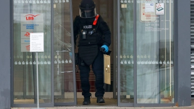 Nach einer versuchten Geldautomatensprengung in Würzburg hinterließen Unbekannte Sprengstoff im Automaten. (Foto: Heiko Becker/dpa)