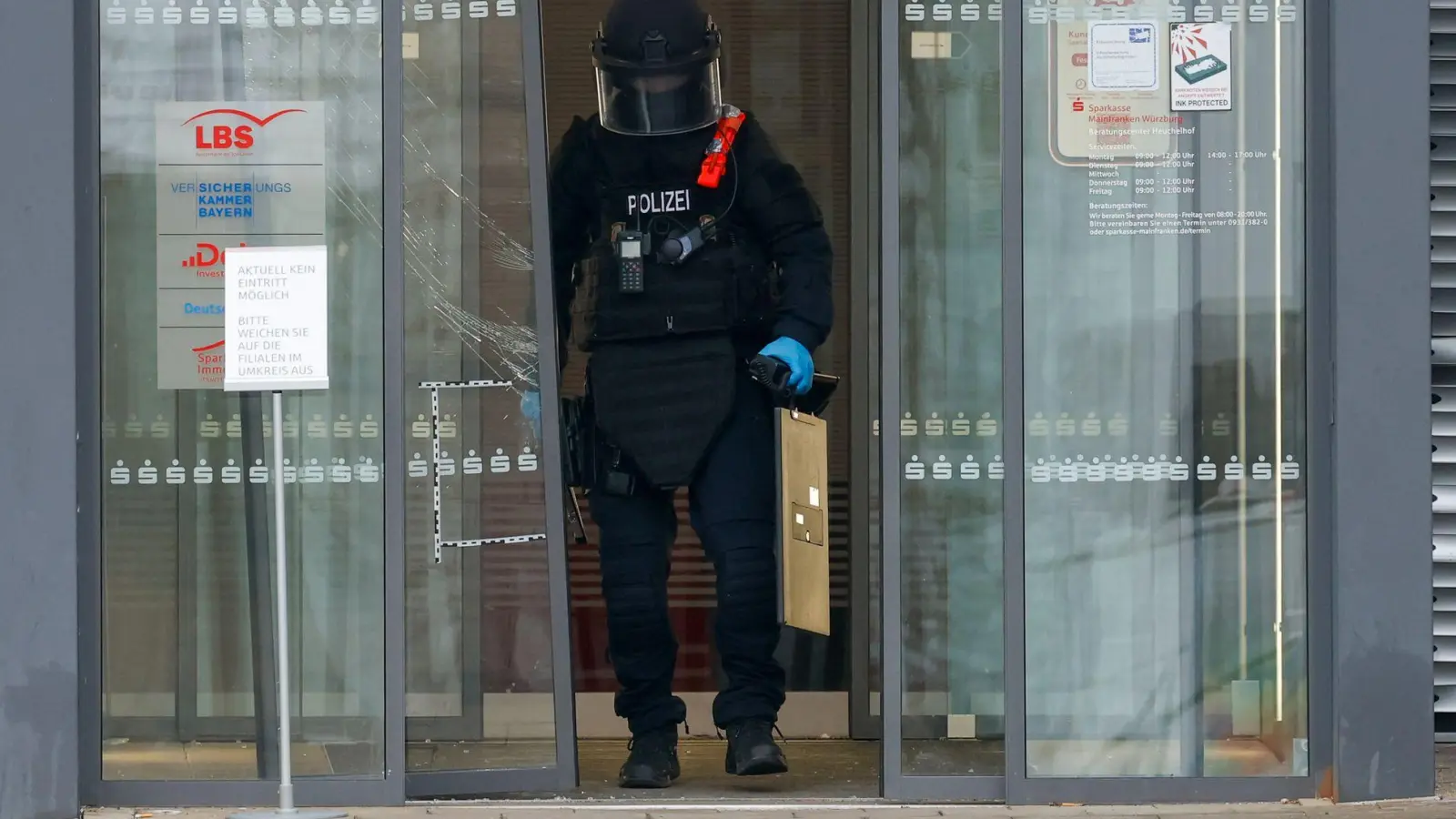 Nach einer versuchten Geldautomatensprengung in Würzburg hinterließen Unbekannte Sprengstoff im Automaten. (Foto: Heiko Becker/dpa)