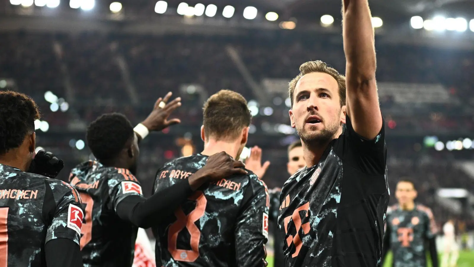 Die Bayern um Stürmerstar Harry Kane (r.) steuern auf den Meistertitel zu. (Foto: Tom Weller/dpa)