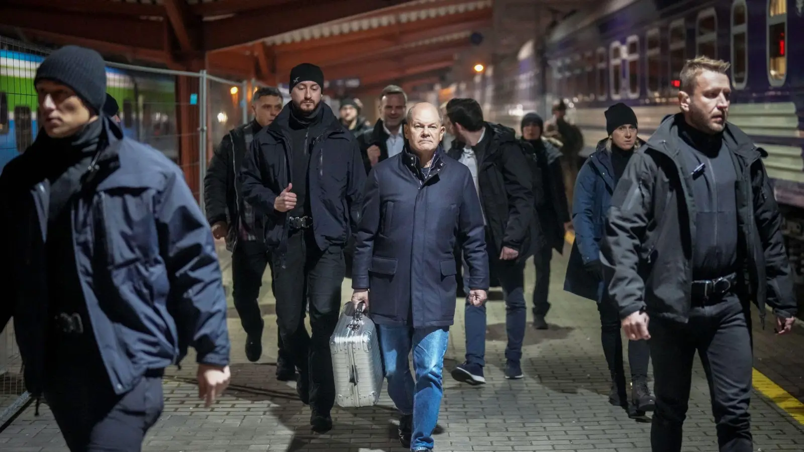 Sonst stets mit schwarzer Aktentasche, in der Ukraine nun mit silbernem Koffer: Bundeskanzler Olaf Scholz. (Foto: Kay Nietfeld/dpa)