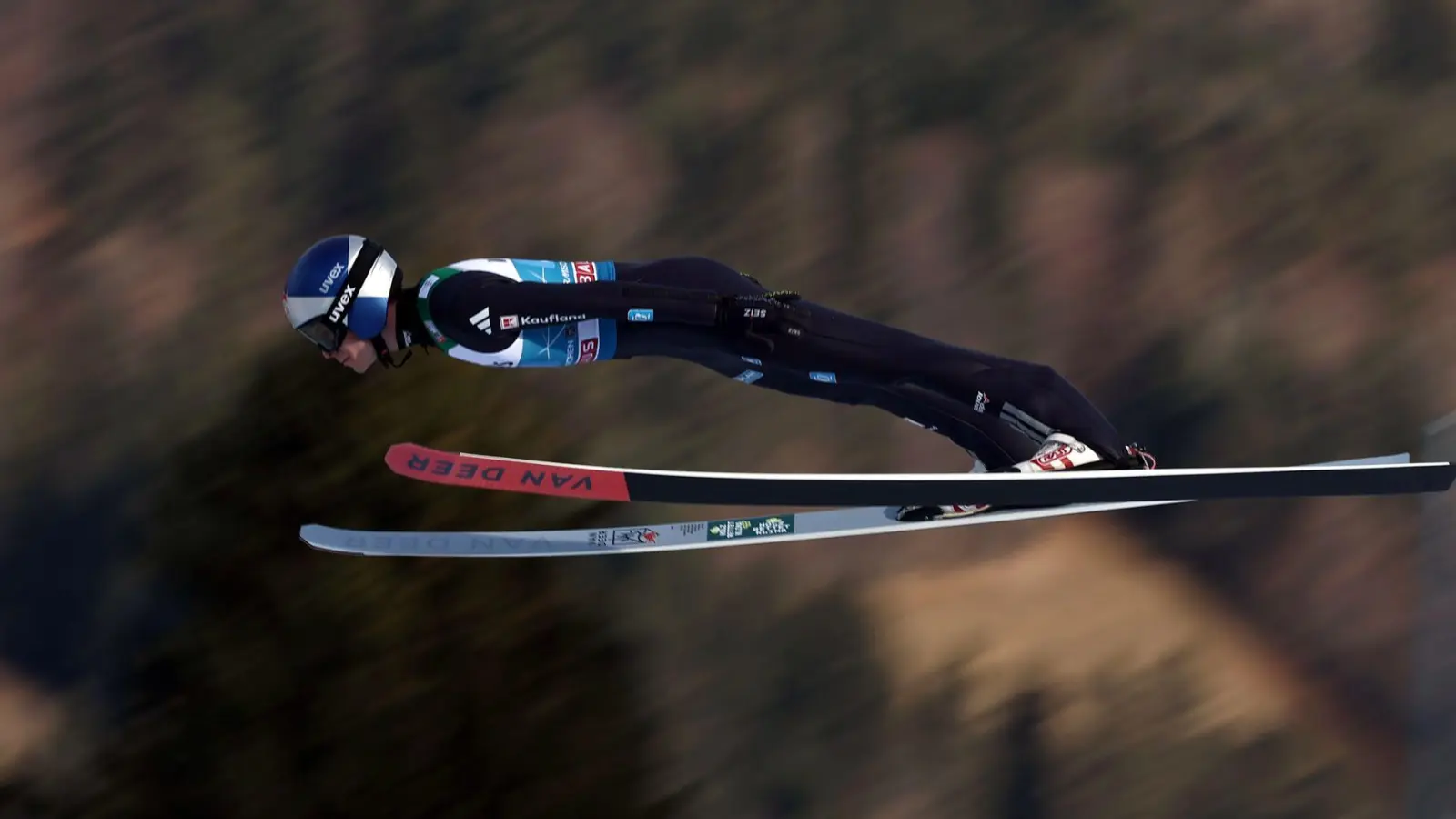 Wellinger beim Neujahrsspringen in Garmisch. (Foto: Daniel Karmann/dpa)