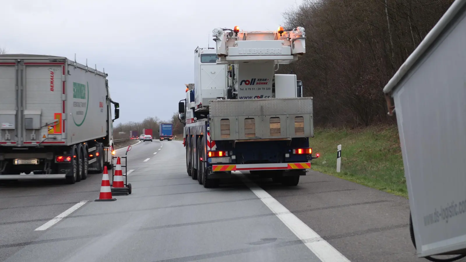 Der Anhänger (rechts im Bild) fing Feuer. Der Fahrer konnte ihn jedoch abkoppeln und die Feuerwehren konnten den Brand schnell löschen. Es kam allerdings zu einem langen Stau. (Foto: NEWS5 / Markus Zahn)