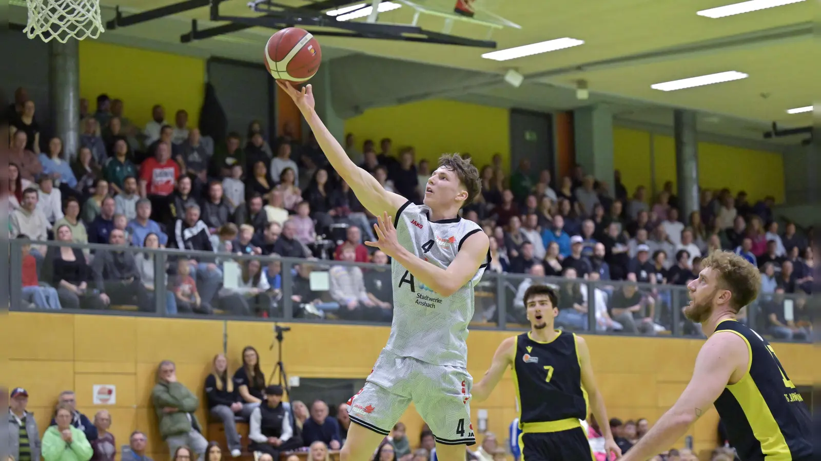 Joscha Eckert (mit Ball gegen die Münchner Daniel Urbano und Mateo Jukic, von rechts) wird nicht mehr im Trikot der Ansbach Piranhas zu sehen sein. Er wechselte in die 2. Liga ProB zur BG Leitershofen/Stadtbergen. (Foto: Martin Rügner)