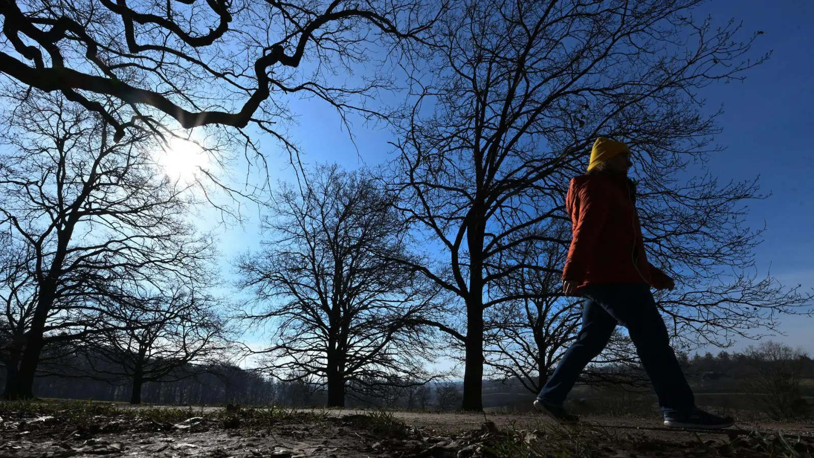 Am Wochenende erwarten die Menschen zweistellige Temperaturen.  (Foto: Bernd Weißbrod/dpa)