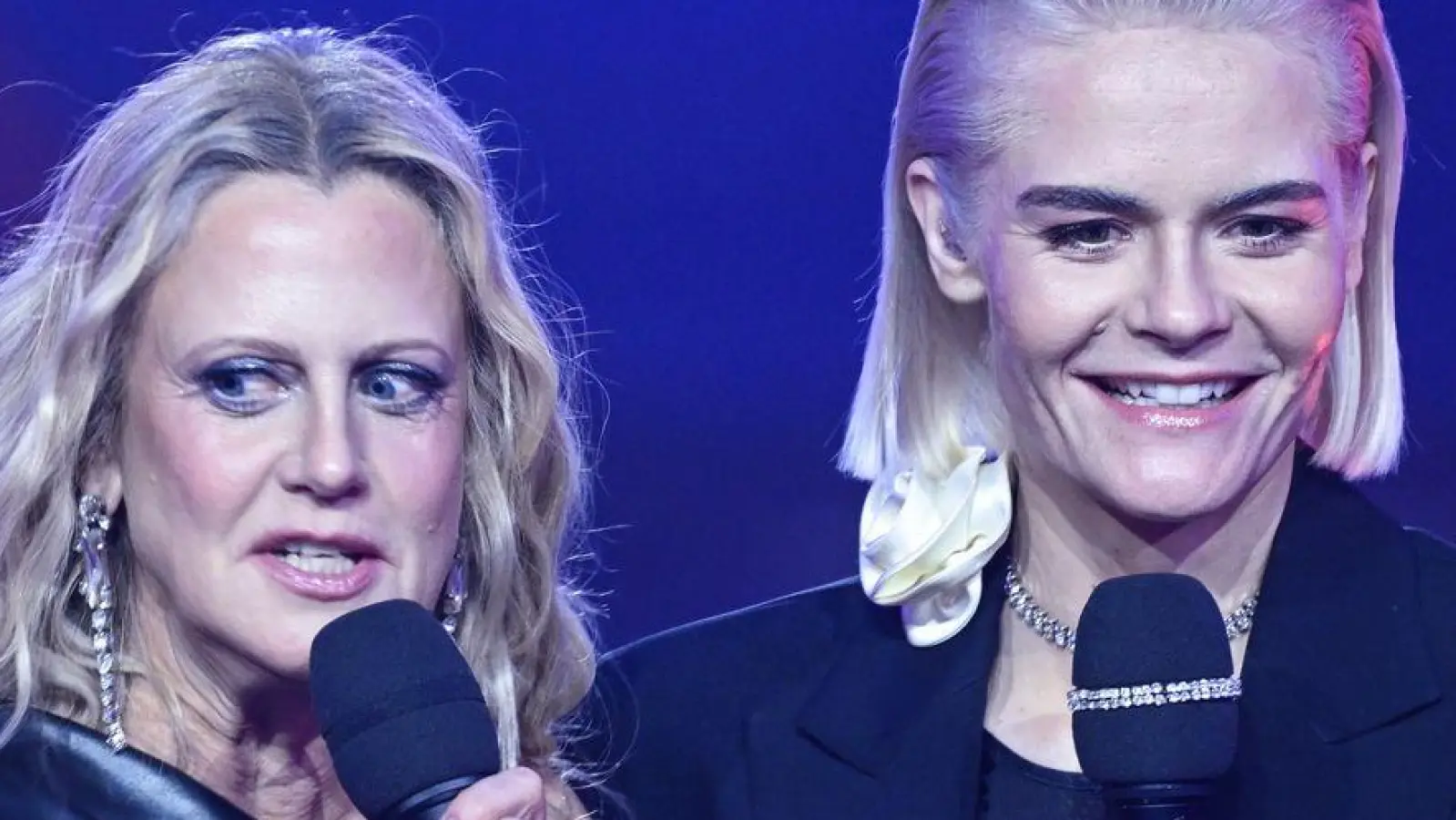 Ungewohnter Look: Hazel Brugger moderierte den Vorentscheid mit streng nach hinten gestylten Haaren. (Foto: Britta Pedersen/dpa)