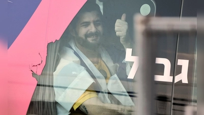 Der Deutsch-Israeli Ziv Berman nach seienr Freilassung durch die Hamas im Gazastreifen auf dem Weg ins Scheba-Krankenhaus bei Tel Aviv. (Foto: Leo Correa/AP/dpa)