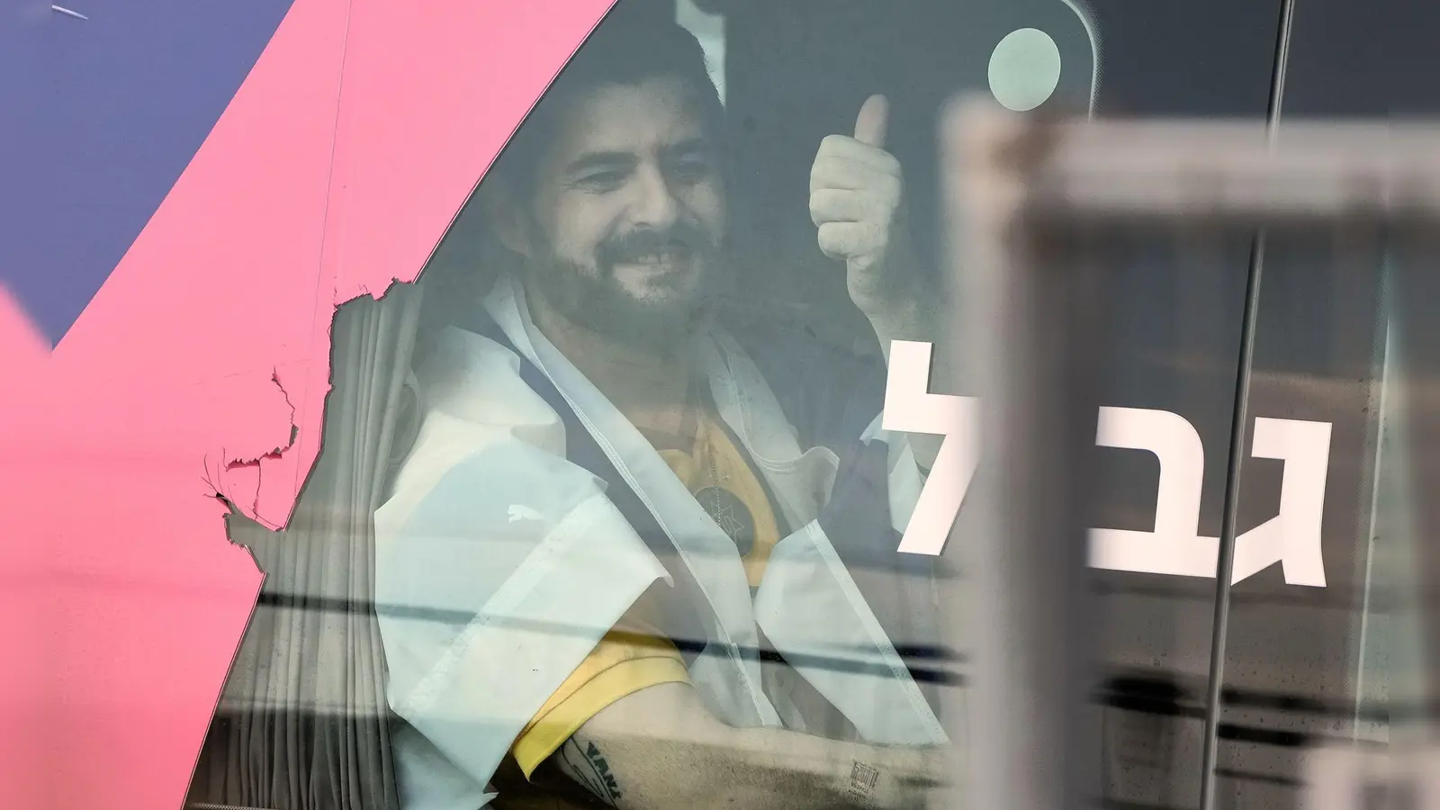 Der Deutsch-Israeli Ziv Berman nach seienr Freilassung durch die Hamas im Gazastreifen auf dem Weg ins Scheba-Krankenhaus bei Tel Aviv. (Foto: Leo Correa/AP/dpa)