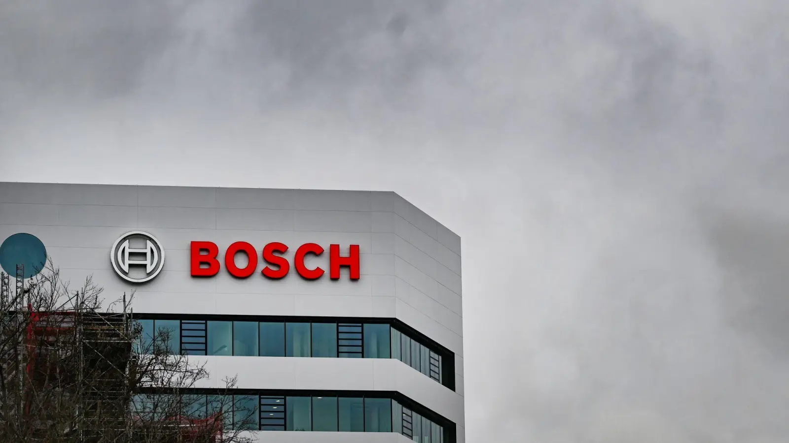 Der Autozulieferer Bosch muss noch mehr sparen als erwartet. (Archivbild) (Foto: Bernd Weißbrod/dpa)