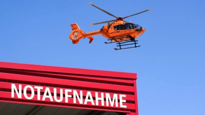 Die Kopfverletzungen des Mannes sind so schwerwiegend, dass ein Rettungshubschrauber anrückt. (Symbolbild) (Foto: Julian Stratenschulte/dpa)