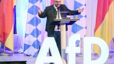 AfD-Landeschef Stephan Protschka hält die Einstufung seiner Partei als rechtsextremistisch für ein politisches Manöver (Archivbild).  (Foto: Daniel Löb/dpa)