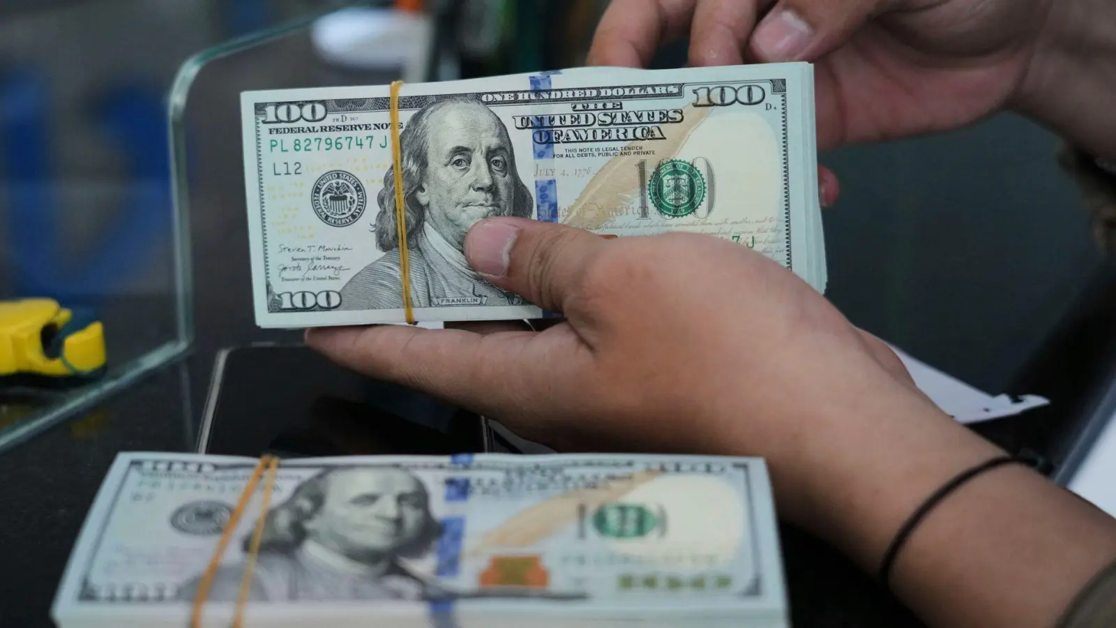 Jugendliche haben in der russischen Hauptstadt Moskau eine Damenhandtasche mit 88.000 Dollar Bargeld gefunden. (Symbolbild) (Foto: Tatan Syuflana/AP/dpa)