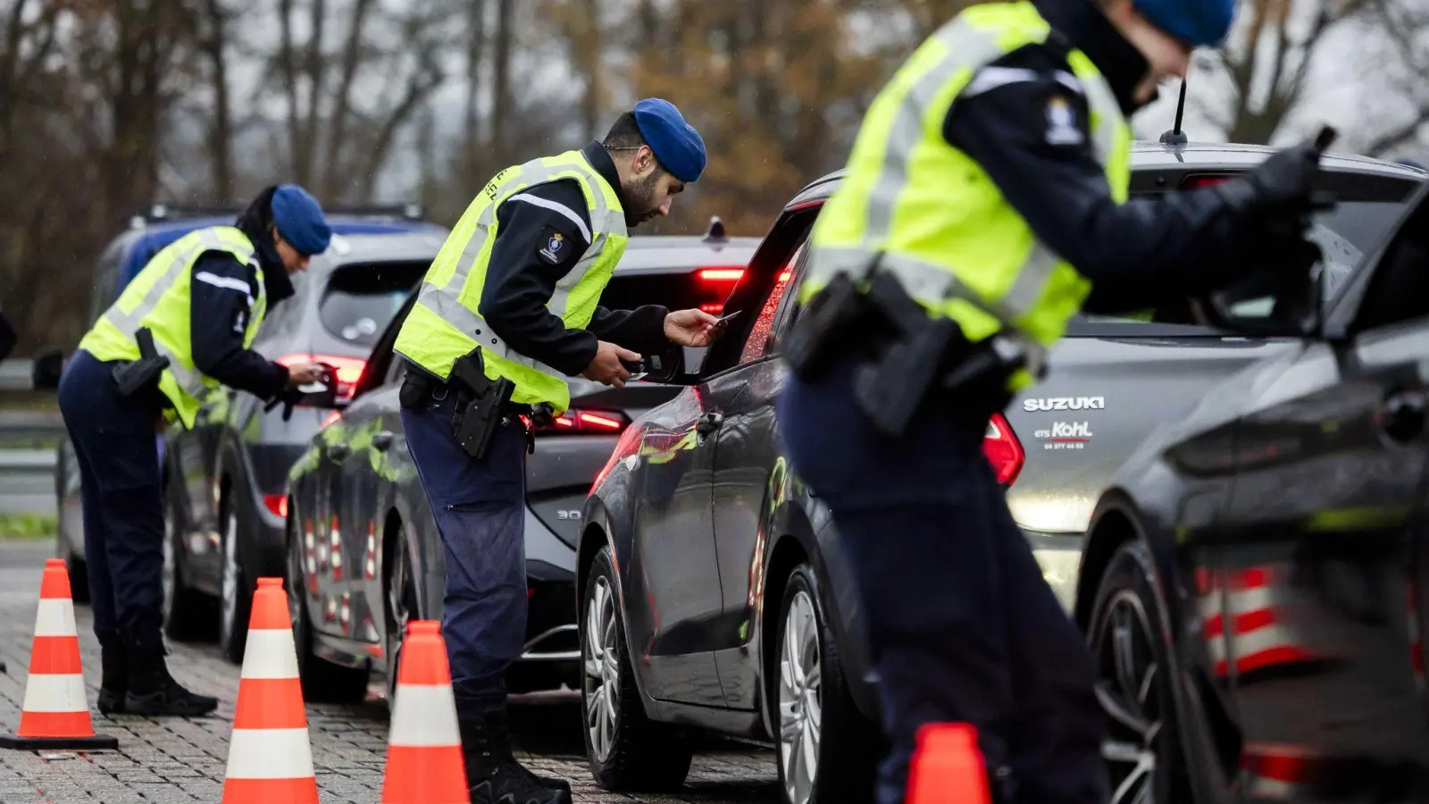 Kritischer Blick in die Autos: Kontrollen an der niederländischen Grenze. (Foto: Remko De Waal/ANP/dpa)