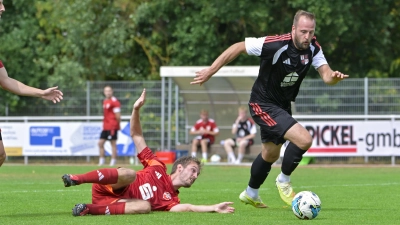 Der TV Leutershausen (in Schwarz) schlug den TSV Schopfloch 2:1. Maximilian Weber kann hier nur noch hinterherschauen, wie Noris Delalic davonzieht. (Foto: Martin Rügner)