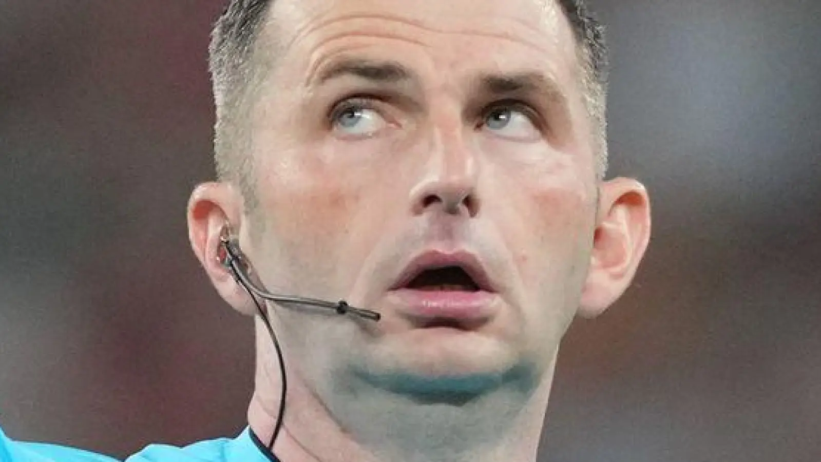 Der Engländer Michael Oliver leitet das Champions-League-Spiel Bayern München-Bayer Leverkusen. (Foto: Soeren Stache/dpa)