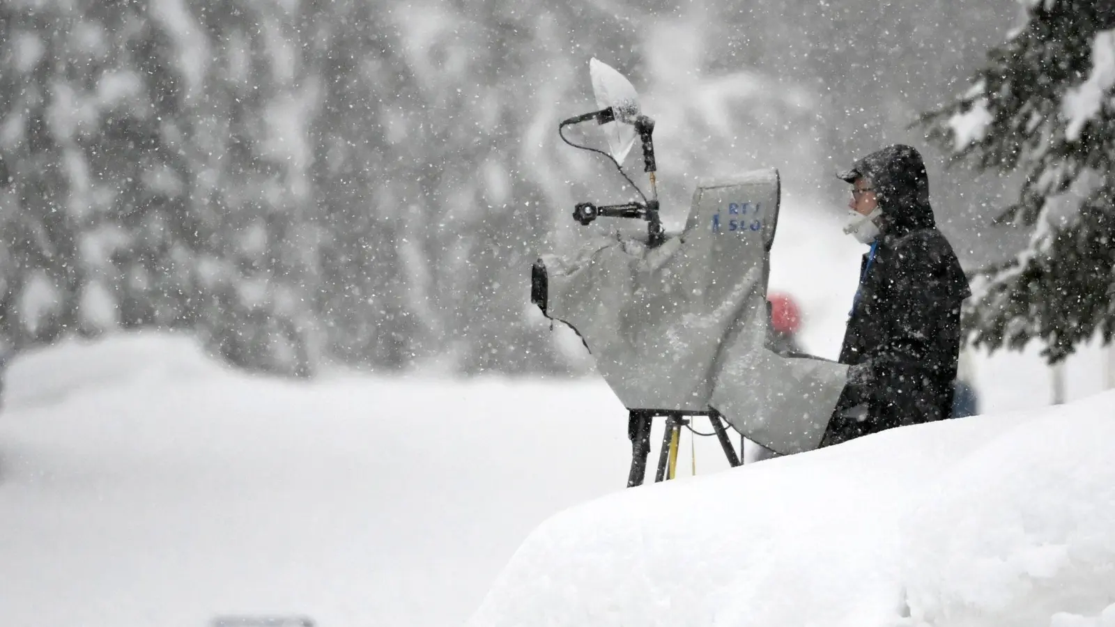 Am Wochenende beginnen für die Wintersport-Fans die Tage mit stundenlangen Live-Übertragungen. (Foto: Sven Hoppe/dpa)